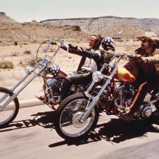 American actors Dennis Hopper and Peter Fonda ride through the Desert on motorcycles in a scene from the film 'Easy Rider', directed by Hopper, 1969. (Photo by Silver Screen Collection/Hulton Archive/Getty Images)