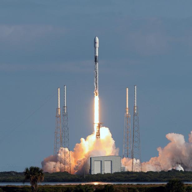 CAPE CANAVERAL, UNITED STATES - 2020/01/29: A SpaceX Falcon 9 rocket carrying 60 Starlink satellites launched from pad 40 at Cape Canaveral Air Force Station. This is the fourth Starlink mission by SpaceX designed to provide broadband internet access to users around the globe. (Photo by Paul Hennessy/SOPA Images/LightRocket via Getty Images)