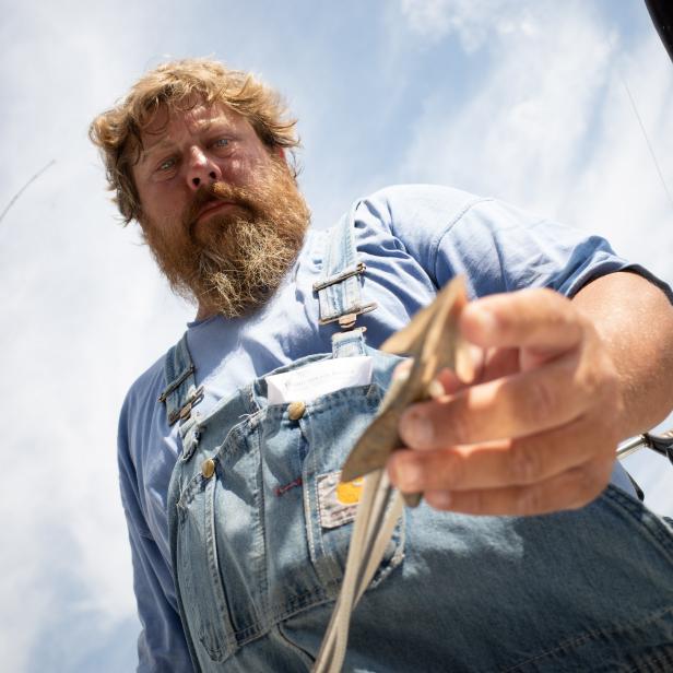 Subdivider Captain Johnny Johnson preparing the harpoon.