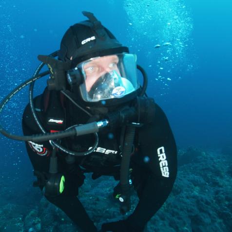 Paul De Gelder underwater in full SCUBA gear.