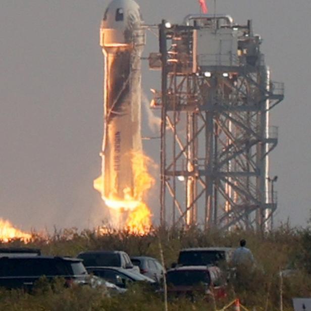 VAN HORN, TEXAS - JULY 20:  The New Shepard Blue Origin rocket lifts-off from the launch pad carrying Jeff Bezos along with his brother Mark Bezos, 18-year-old Oliver Daemen, and 82-year-old Wally Funk prepare to launch on July 20, 2021 in Van Horn, Texas. Mr. Bezos and the crew are riding in the first human spaceflight for the company.   (Photo by Joe Raedle/Getty Images)