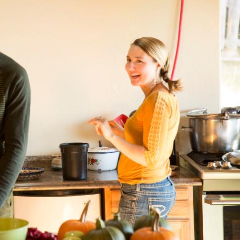 Eivin Kilcher and Eve Kilcher prepare for Thanksgiving dinner.