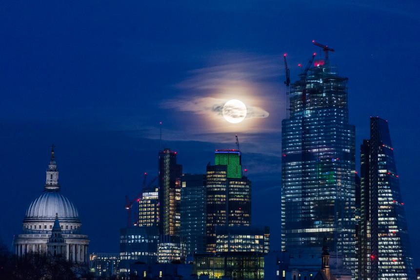 A super snow moon, also called full hunger moon, rises above central London on 19 February, 2019. The February supermoon is the biggest and brightest in 2019 as it's orbit is at its closest distance from the Earth at around 356,800 km. (Photo by WIktor Szymanowicz/NurPhoto via Getty Images)