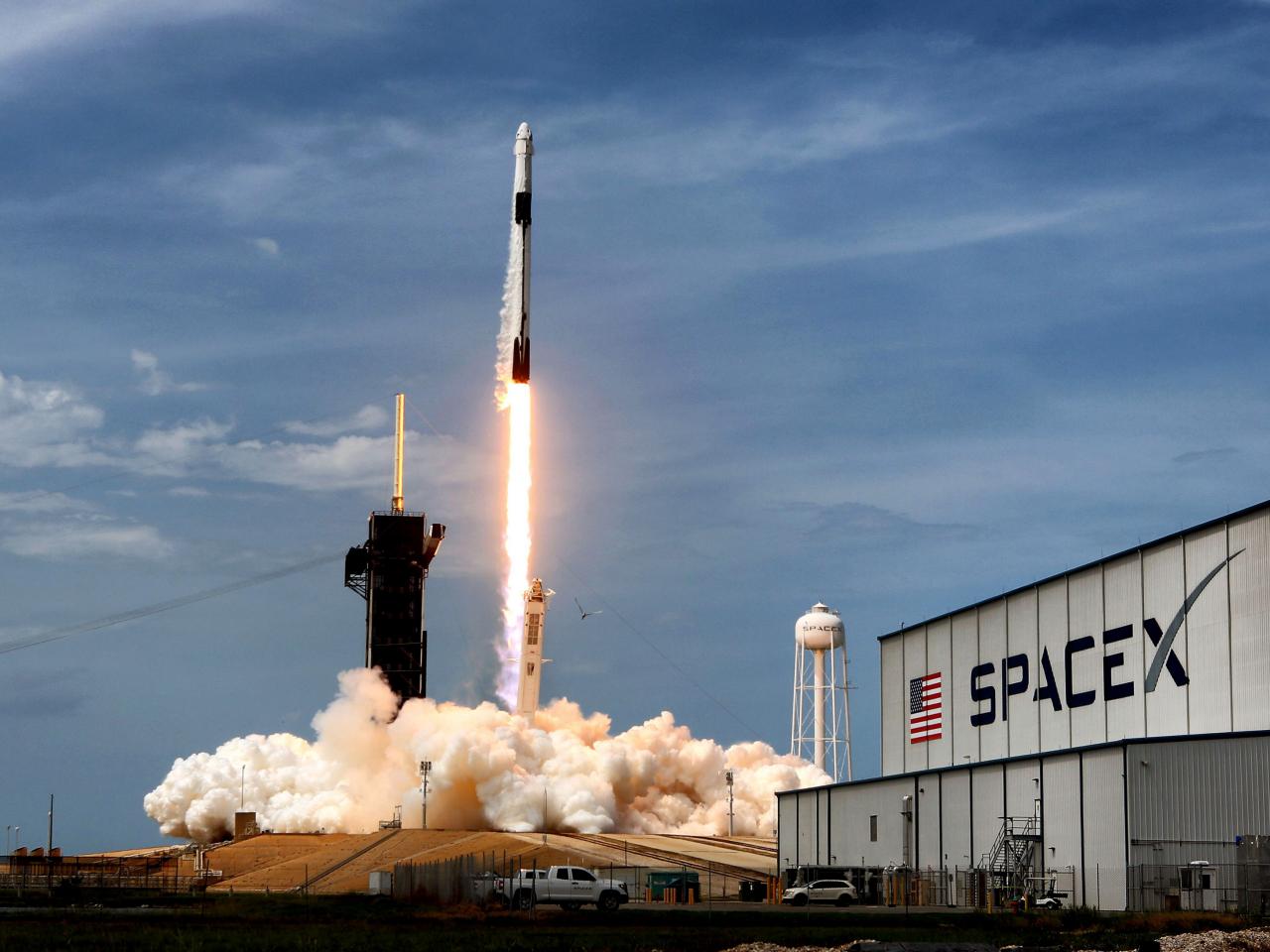 SpaceX unveils first batch of larger upgraded Starlink satellites