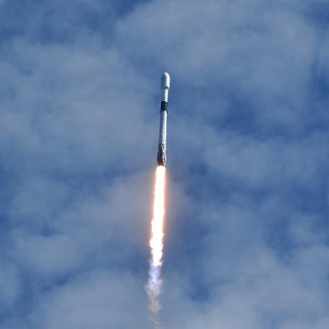 August 18, 2020 - Cape Canaveral, Florida, United States - A SpaceX Falcon 9 rocket carrying 58 satellites for SpaceX's Starlink broadband internet network and three SkySat earth-imaging satellites launches at Cape Canaveral Air Force Station on August 18, 2020 in Cape Canaveral, Florida.  (Photo by Paul Hennessy/NurPhoto via Getty Images)