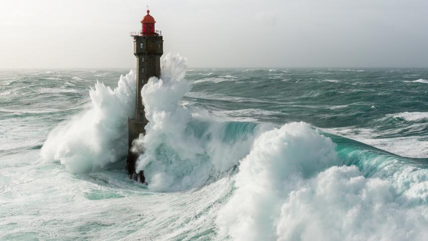 This image was taken during winter 2016 when the Storm Ruzica arrived on the west coast of France. The waves were more than 15m high.
We can see a beautiful lighthouse striked by a huge wave.
It was in Ouessant, Jument lighthouse.