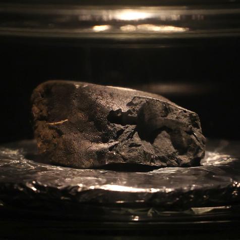 LONDON, ENGLAND - MAY 13: The Winchcombe meteorite sits on display at the Natural History Museum on May 13, 2021 in London, England. The meteorite is a rare type, the first to fall in 30 years. The Natural History Museum re-opens to the public on Monday 17th May. (Photo by Chris Jackson/Getty Images)
