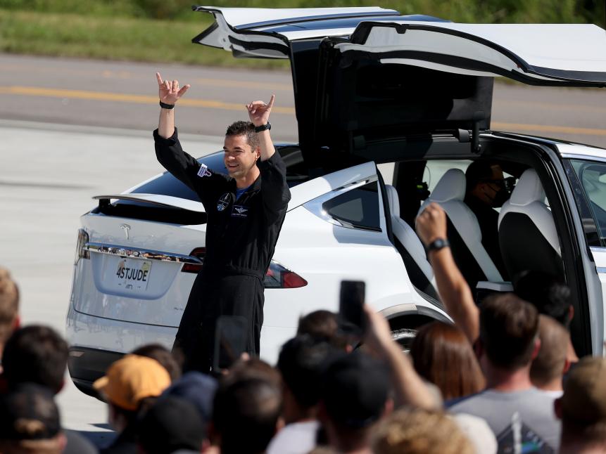 CAPE CANAVERAL, FLORIDA - SEPTEMBER 15: Inspiration4 crew member Jared Isaacman waves to the crowd as he and Sian Proctor, Hayley Arceneaux and Chris Sembroski prepare to leave for their flight on the SpaceX Falcon 9 rocket and Crew Dragon at launch Pad 39A at NASAâ  s Kennedy Space Center on September 15, 2021 in Cape Canaveral, Florida. SpaceX is scheduled to launch the four private citizens into space at 8:02 pm this evening on a three-day mission. The flight would be the first to orbit Earth with a crew comprised entirely of civilian astronauts. (Photo by Joe Raedle/Getty Images)