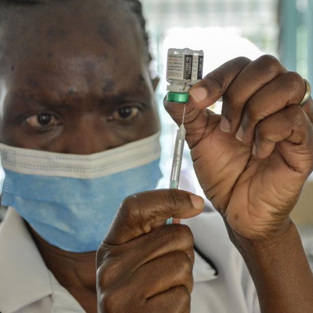 A health worker prepares a malaria vaccination for a child at Yala Sub-County hospital, in Yala, Kenya, on October 7, 2021. - World Health Organization (WHO) approved using the malaria vaccine, Mosquirix, on children between 5-month to 5-year old in sub-Saharan Africa and other parts with moderate to high malaria transmission after the malaria vaccine implementation programme (MVIP) in Ghana, Kenya, and Malawi since 2019. (Photo by Brian Ongoro / AFP) (Photo by BRIAN ONGORO/AFP via Getty Images)