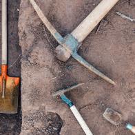 Tools such as shovels, picks and shovels used in archaeological excavations