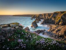 Tucked in the corner of the southwest of rugged England, lies one of the country’s most-loved gems – Cornwall. The county forms a peninsula fringed with golden sandy beaches, lined with towering cliffs, and dotted with picturesque fishing villages that harken back to days gone by.