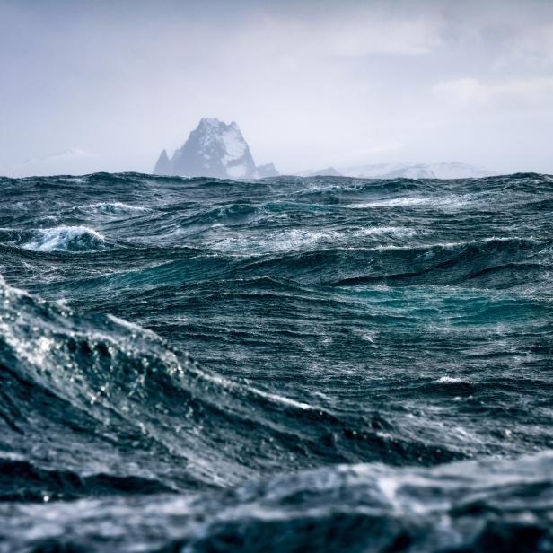 Cliffs of Snow Island, South Shetland Islands. We have ruff seas all the way trough Drake Passage on the way to Antartica and back. Sustained winds of 60+ knots and the strongest gust of 92 knots (47 meters per second). 10 Meter high waves are hard to capture, but at least some Antarctic coastline should show the scale of this drama.