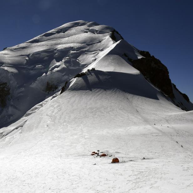 This picture taken on August 25, 2016, shows the camp where three ice cores were extracted from the  "Col du Dome" (4304 m) glacier as part of the "Ice Memory project" in Chamonix, eastern France.
Two ice cores of more than 120 meters were extracted before being preserved in Antarctica as part of an operation to save the "memory" of ice, threatened by global warming. / AFP / PHILIPPE DESMAZES        (Photo credit should read PHILIPPE DESMAZES/AFP via Getty Images)