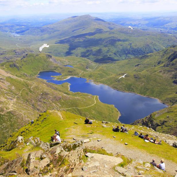 Walkers picnicking Lyyn Llydaw landscape, Mount Snowdon, Gwynedd, Snowdonia, north Wales, UK. (Photo by: Geography Photos/Universal Images Group via Getty Images)